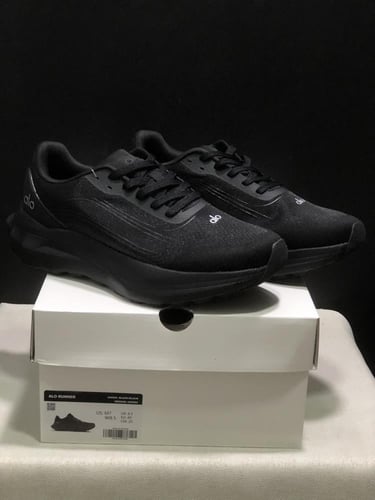 alo yoga runner white/white