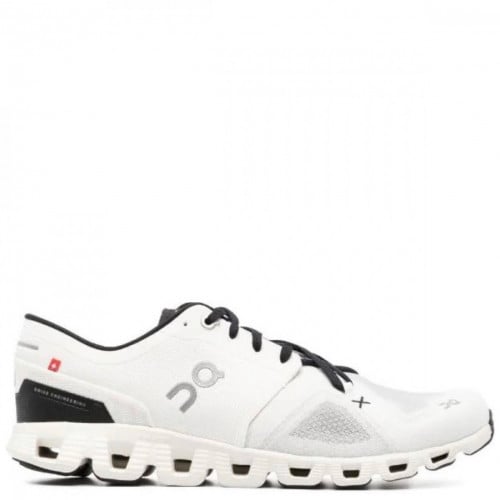 On Running Cloud X 3 trainers in white