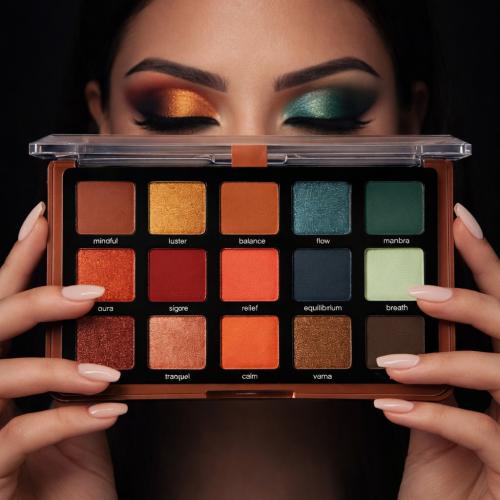 ظل عيون من ريل بيوتي باليت ظل العيون باشباع لون قو...