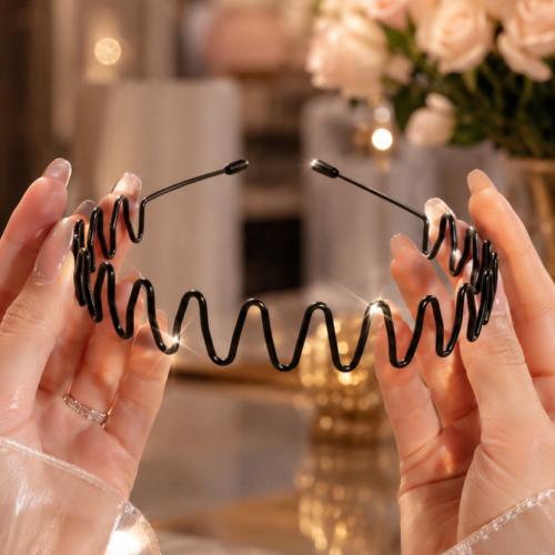 طوق شعر يتميز بتصميم عصري لافت للنظر، مثالية لإضاف...