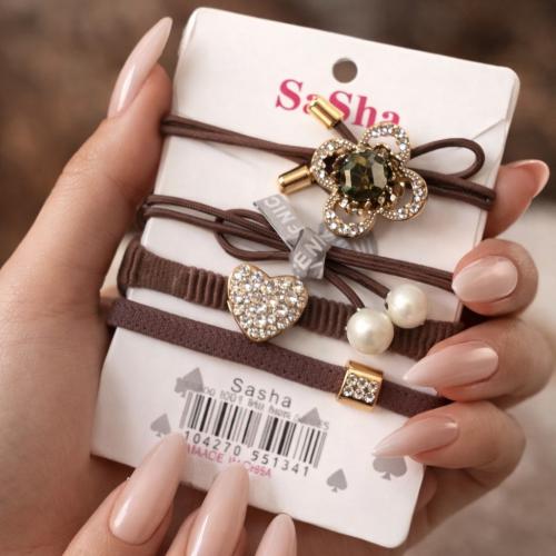 ربطات للشعر تجمع ربطة الشعر الأنيقة هذه بين الأناق...