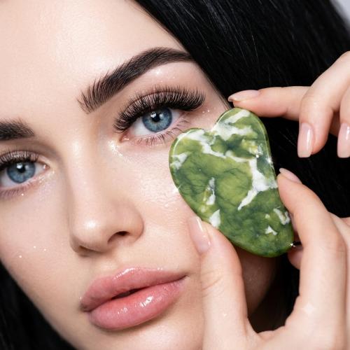 حجر غوا شا الطبيعي للعناية بالبشرة امنحي بشرتك لمس...