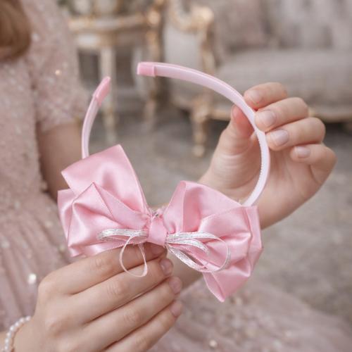 طوق شعر يتميز بتصميم عصري لافت للنظر، مثالية لإضاف...