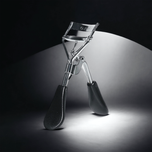 أداة ترتيب للرموش الطبيعية والمستعارة فضي من او تو...