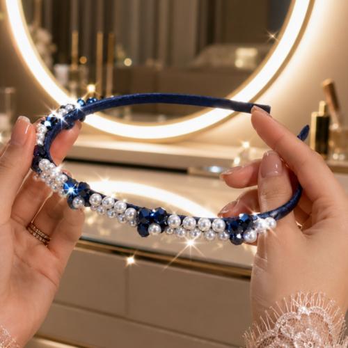 طوق لؤلؤ وكريستال فاخر أضيفي لمسة من الأناقة والرق...