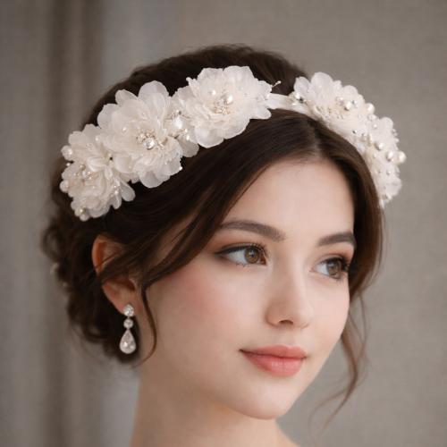 طوق ورد ابيض مع لول وكرستال