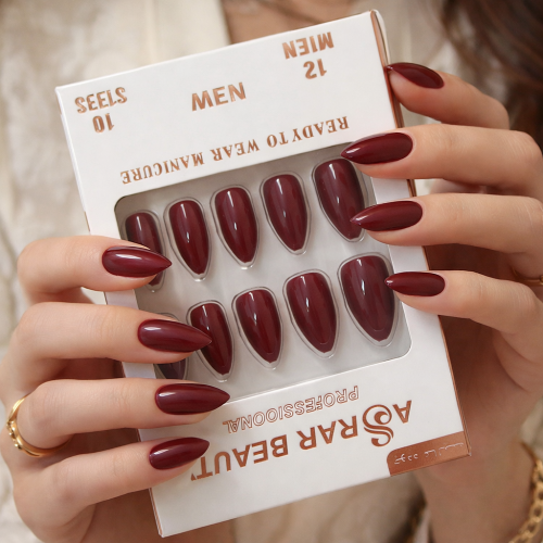 أظافر جاهزة بتصميم أنيق ولمسة لامعة تمنحك مظهرًا ف...