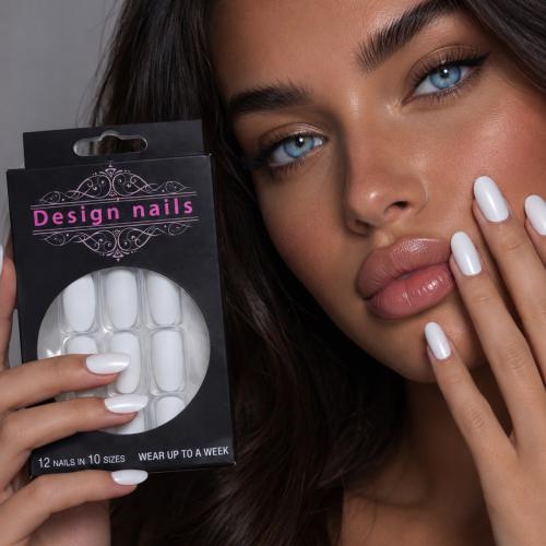 Honey-colored women's nails improve the appearance...