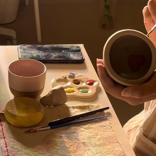 A workshop on coloring a ready-made ceramic piece.