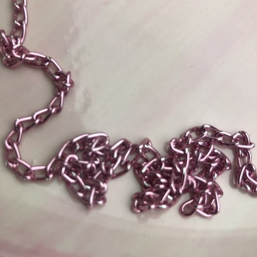 تعليقه نظاره باللون الوردي