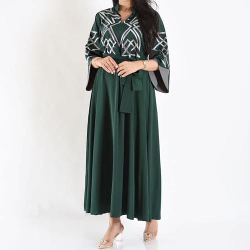 جلابية مطرزة باللون الأخضر