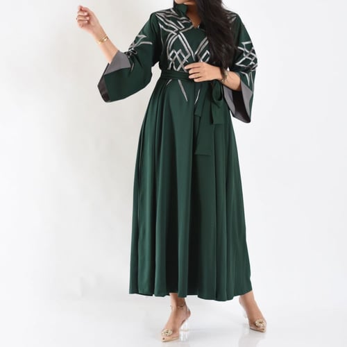 جلابية مطرزة باللون الأخضر