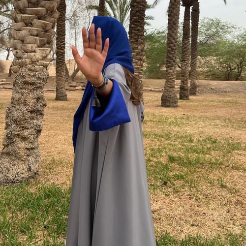 عباية رمادي مع نيلي