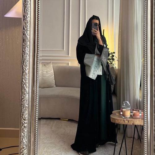 عباية مخمل بعدة الوان