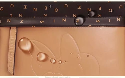 شنطة من ديزني جلد محفور عليها صورة (ميكي) او( ميني...