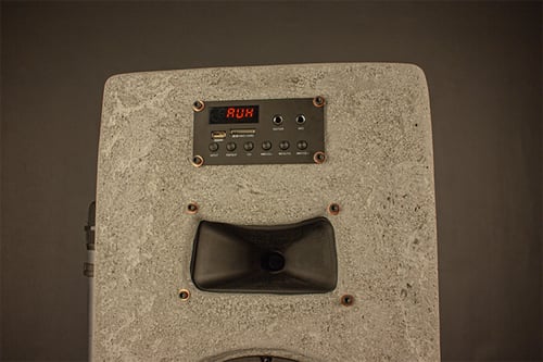 مضخم صوت من الحجر .. صناعة يدوية