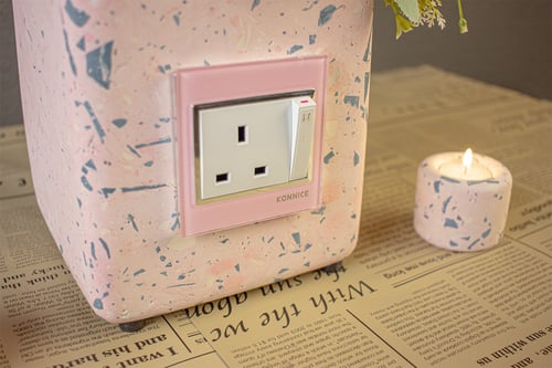 اضاءة ابجورة وفازة ورد وفيش كهرباء في آن واحد .. ص...