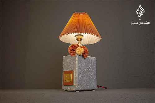 مضخم صوت واضاءة ومقبس كهرباء في آن واحد .. صناعة ي...