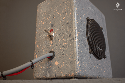 مضخم صوت واضاءة ومقبس كهرباء في آن واحد .. صناعة ي...