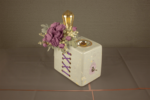 اضاءة ومبخرة وفازة ورد في آن واحد .. صناعة يدوية