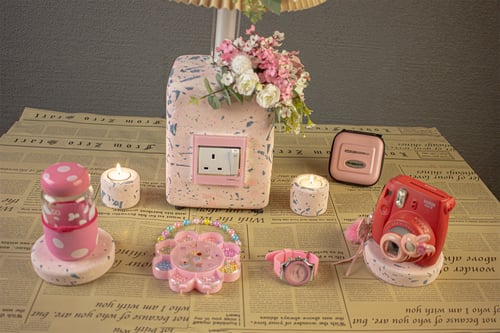 اضاءة ابجورة وفازة ورد وفيش كهرباء في آن واحد .. ص...