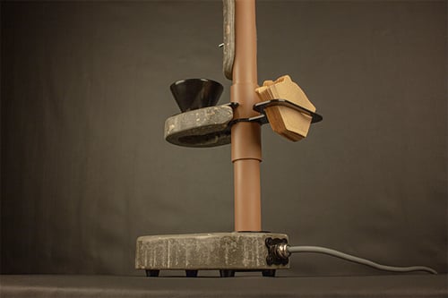 مجسم الاضاءة والقهوة المختصة V60