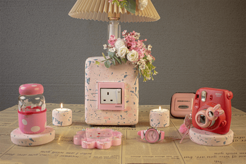 اضاءة ابجورة وفازة ورد وفيش كهرباء في آن واحد .. ص...