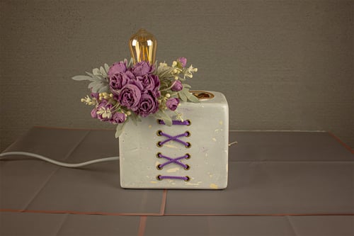 اضاءة ومبخرة وفازة ورد في آن واحد .. صناعة يدوية