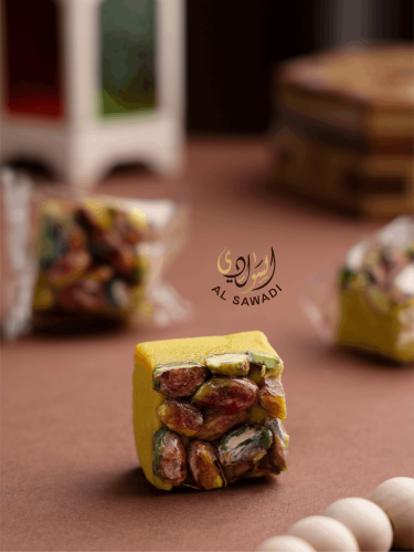 لوزية مربعة بحبات الفستق