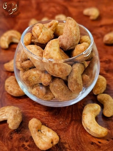 كاجو وسط مدخن