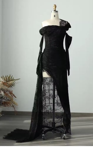 فستان دانتيل مع فتحه من الجنب