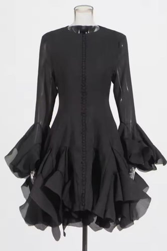 فستان قصير بأكمام طويلة