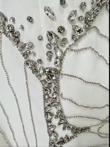 فستان أبيض مزين بكريستال