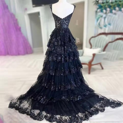 فستان اسود طبقات