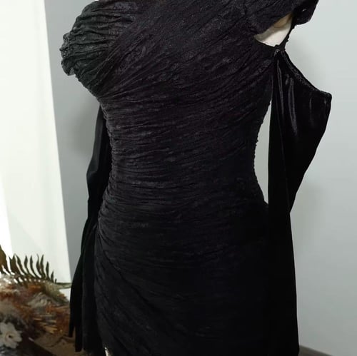 فستان دانتيل مع فتحه من الجنب