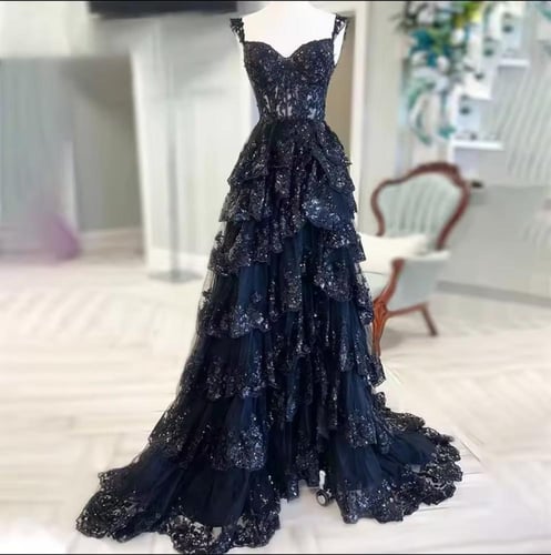 فستان اسود طبقات