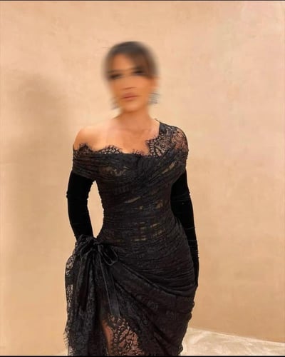 فستان دانتيل مع فتحه من الجنب