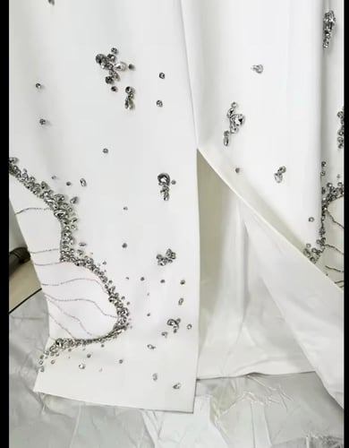 فستان أبيض مزين بكريستال