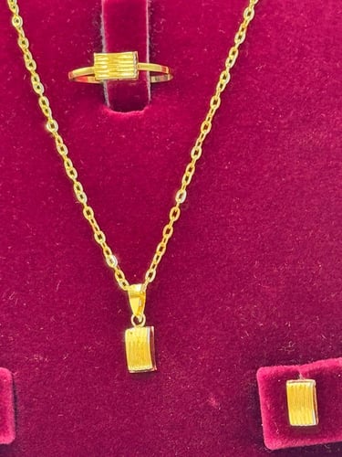 طقم ذهب عيار 18