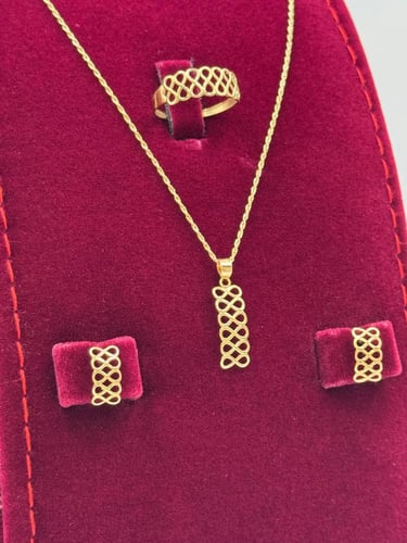 طقم ذهب عيار 18