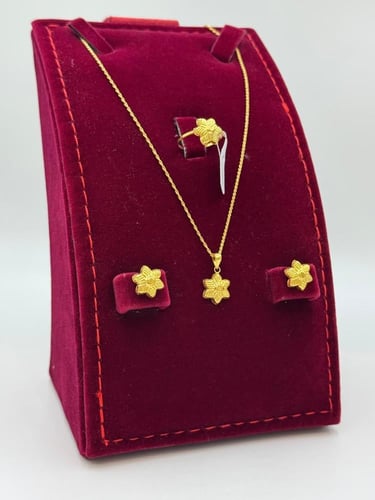 طقم نجمة ذهب عيار 18