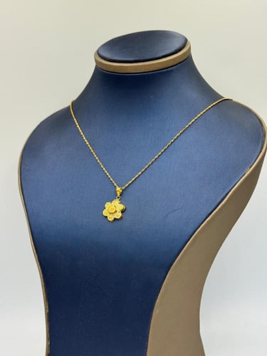 عقد وردة ذهب عيار 18