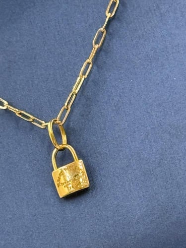 عقد ذهب عيار 18