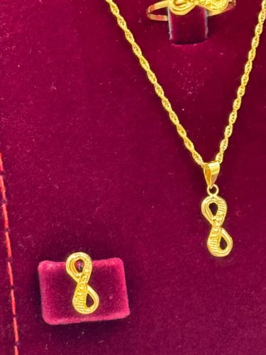 طقم ذهب عيار 18