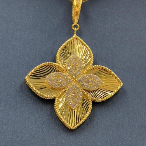 عقد روبرتو كوين ذهب عيار 18