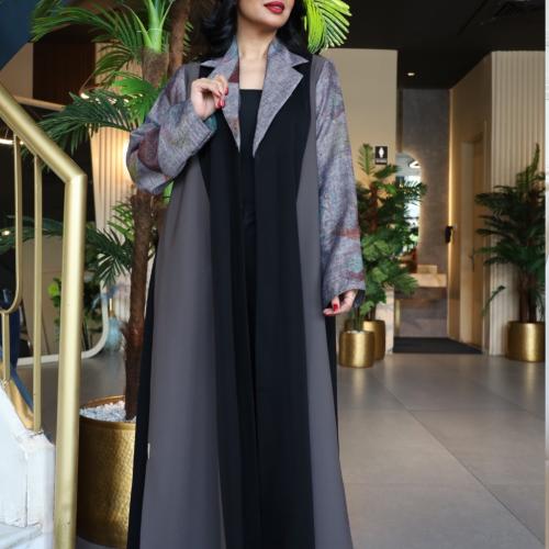 #110. عباية نص كلوش كريب اسود مع اطراف كلوش كريب ساتان رمادي