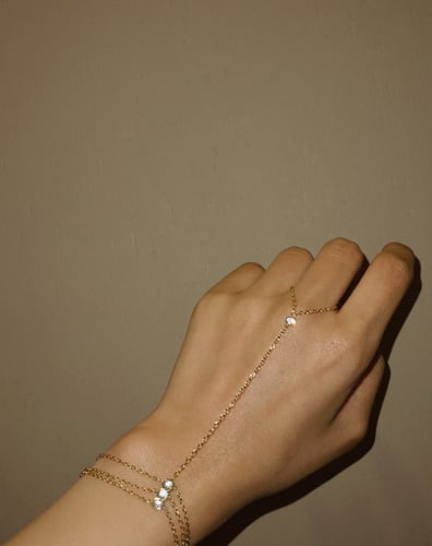 Finger bracelet