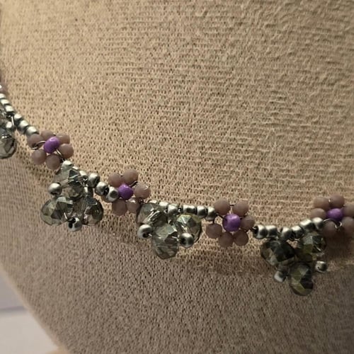 عقد مشغول يدويا