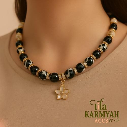 عقد التيلة بحبات الخرز الحجري المرقط بالاسود مع تع...