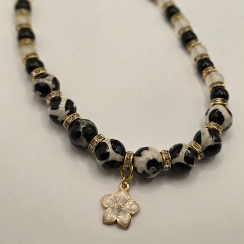 طقم حلق وعقد بالحجر المرق والفواصل الذهبية